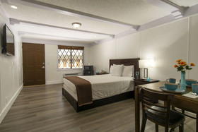 Spinnaker Inn of Naples