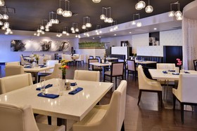 Clarion Inn & Suites Across From Universal Orlando Resort Hotel