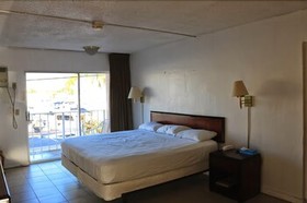 Camelot Waterfront Inn