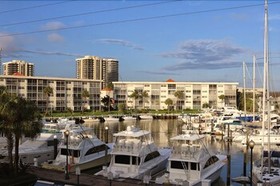 Camelot Waterfront Inn