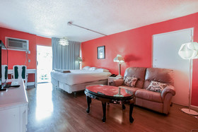 Camelot Waterfront Inn