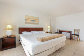 Camelot Waterfront Inn