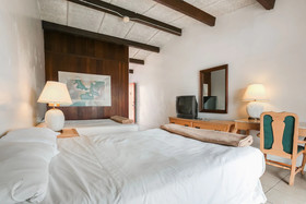 Camelot Waterfront Inn