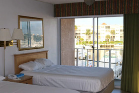 Camelot Waterfront Inn