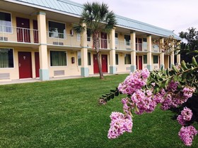 Garden Inn & Suites