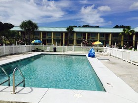 Garden Inn & Suites