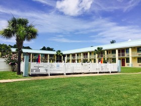 Garden Inn & Suites
