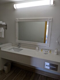 Days Inn & Suites by Wyndham Port Richey