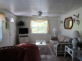 Tropical Winds Motel & Cottages