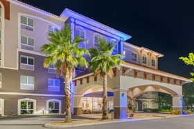 Holiday Inn Express & Suites St. Petersburg - Seminole Area