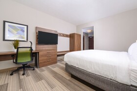Holiday Inn Express & Suites St. Petersburg - Seminole Area