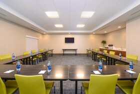 Holiday Inn Express & Suites St. Petersburg - Seminole Area