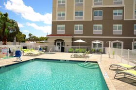 Holiday Inn Express & Suites St. Petersburg - Seminole Area