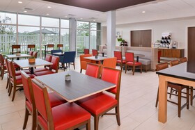 Holiday Inn Express & Suites St. Petersburg - Seminole Area