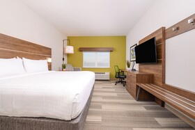 Holiday Inn Express & Suites St. Petersburg - Seminole Area