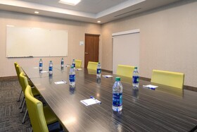 Holiday Inn Express & Suites St. Petersburg - Seminole Area