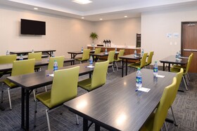 Holiday Inn Express & Suites St. Petersburg - Seminole Area