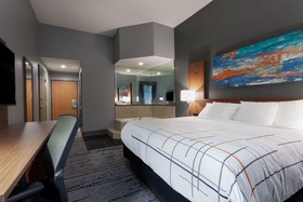 La Quinta Inn & Suites by Wyndham St. Petersburg Northeast