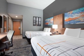 La Quinta Inn & Suites by Wyndham St. Petersburg Northeast
