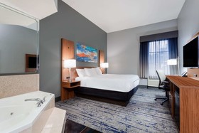La Quinta Inn & Suites by Wyndham St. Petersburg Northeast