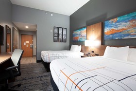 La Quinta Inn & Suites by Wyndham St. Petersburg Northeast