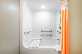 La Quinta Inn & Suites by Wyndham St. Petersburg Northeast
