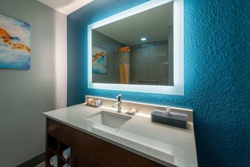 La Quinta Inn & Suites by Wyndham St. Petersburg Northeast