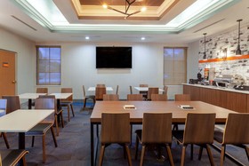 La Quinta Inn & Suites by Wyndham St. Petersburg Northeast