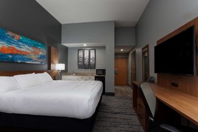 La Quinta Inn & Suites by Wyndham St. Petersburg Northeast