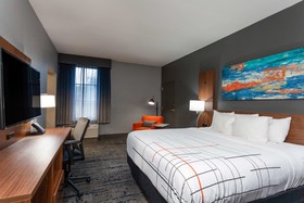 La Quinta Inn & Suites by Wyndham St. Petersburg Northeast