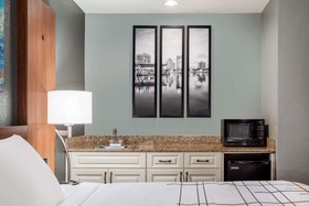 La Quinta Inn & Suites by Wyndham St. Petersburg Northeast