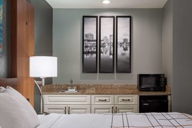 La Quinta Inn & Suites by Wyndham St. Petersburg Northeast