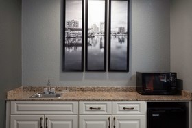 La Quinta Inn & Suites by Wyndham St. Petersburg Northeast