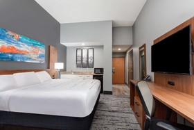 La Quinta Inn & Suites by Wyndham St. Petersburg Northeast