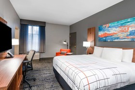 La Quinta Inn & Suites by Wyndham St. Petersburg Northeast