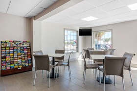 Econo Lodge Airport at RJ Stadium