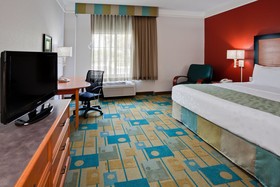 La Quinta Inn & Suites by Wyndham USF (Near Busch Gardens)