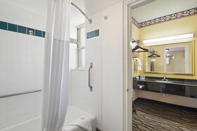 Quality Inn Airport - Cruise Port