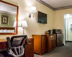 Quality Inn Airport - Cruise Port