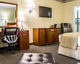 Quality Inn Airport - Cruise Port