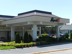 Super 8 by Wyndham Calhoun