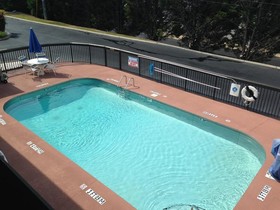 Super 8 by Wyndham Calhoun