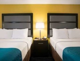 Days Inn & Suites by Wyndham Commerce