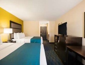 Days Inn & Suites by Wyndham Commerce