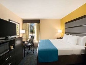 Days Inn & Suites by Wyndham Commerce