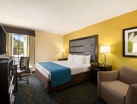 Days Inn & Suites by Wyndham Commerce