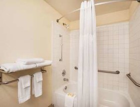 Days Inn & Suites by Wyndham Commerce