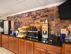 Days Inn & Suites by Wyndham Commerce