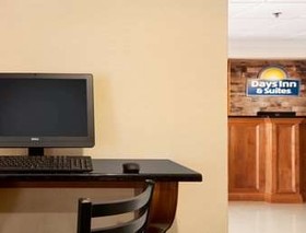 Days Inn & Suites by Wyndham Commerce