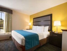 Days Inn & Suites by Wyndham Commerce